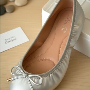 Stylish Silver Flats with Bow Accent